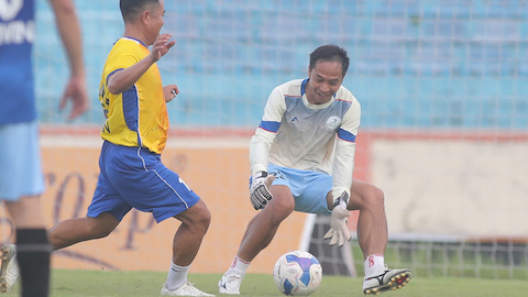  HLV Lê Đức Tuấn làm thủ môn ở trận đấu thiện nguyện tại Tam Kỳ